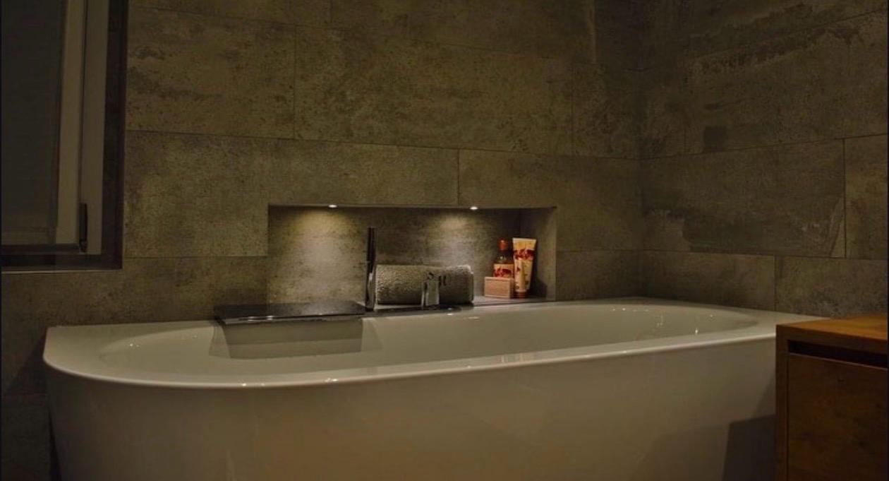 Vasca installata in bagno rivestito