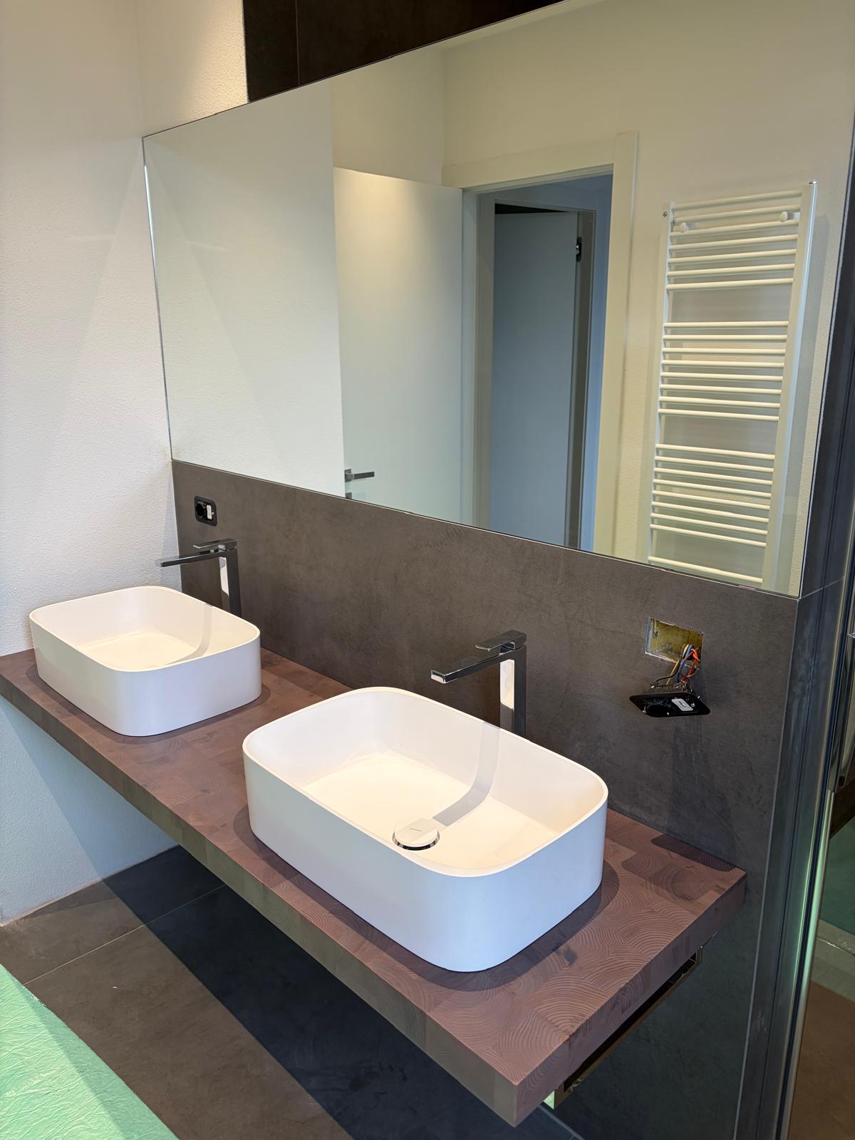 Mobile bagno con doppio lavabo installato