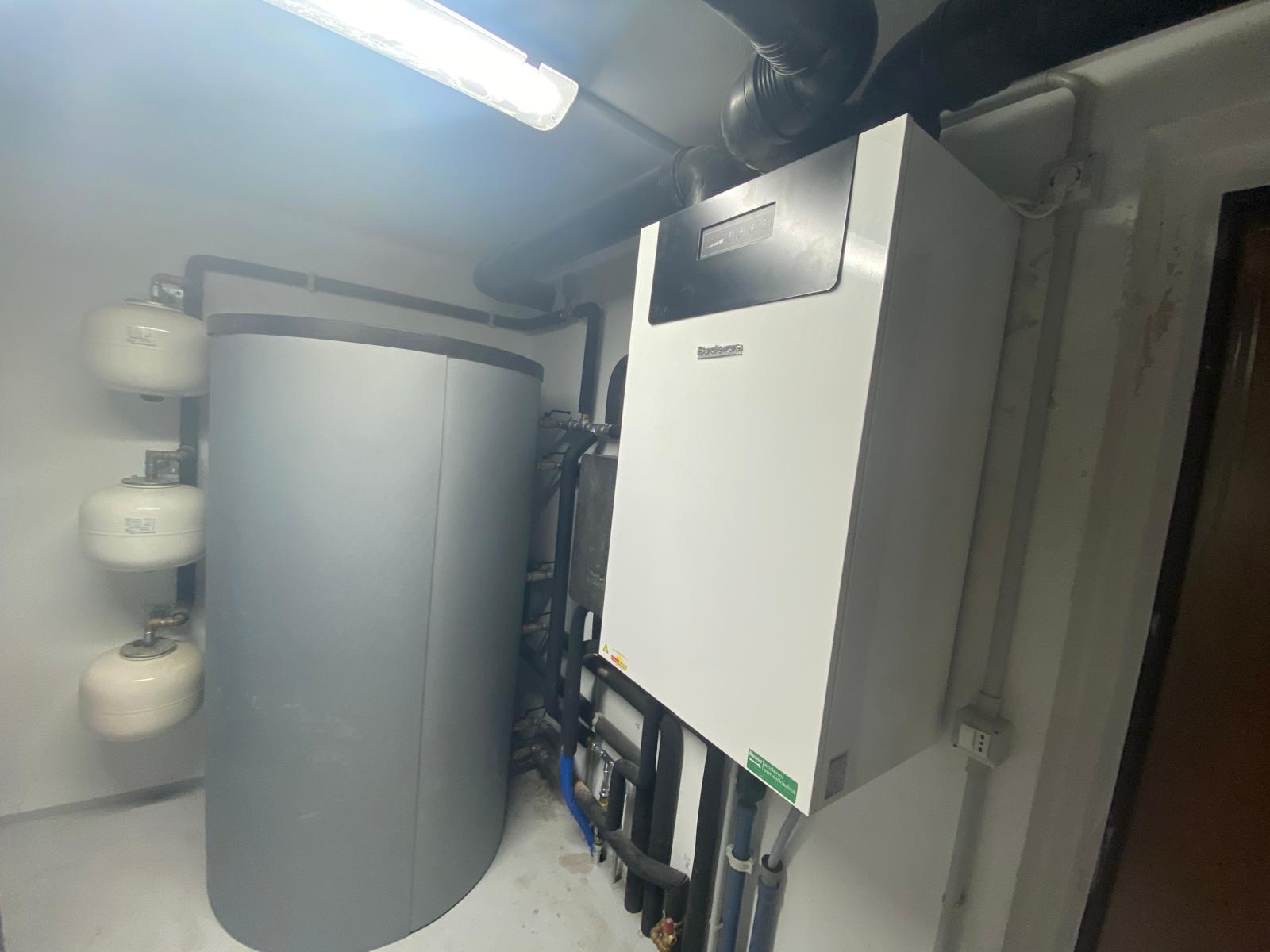 Locale tecnico con caldaia e accumulo installati