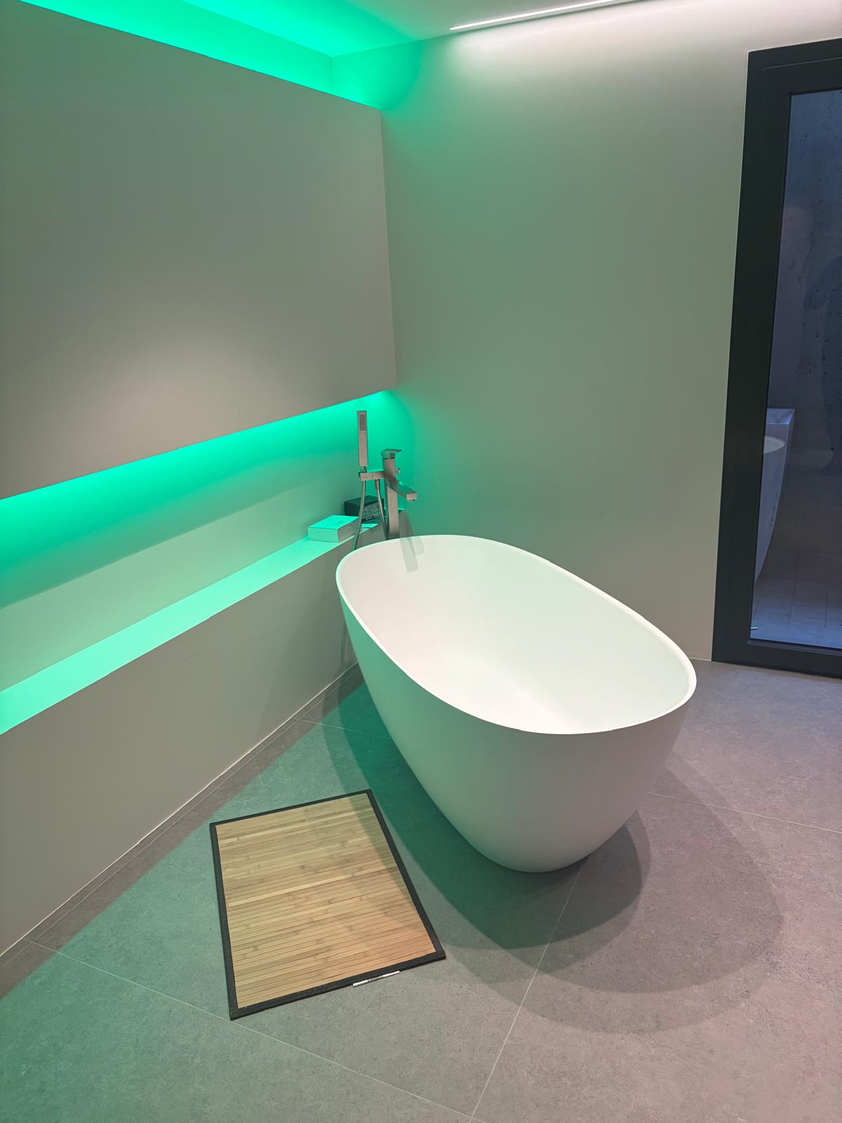 Bagno con vasca freestanding e illuminazione
