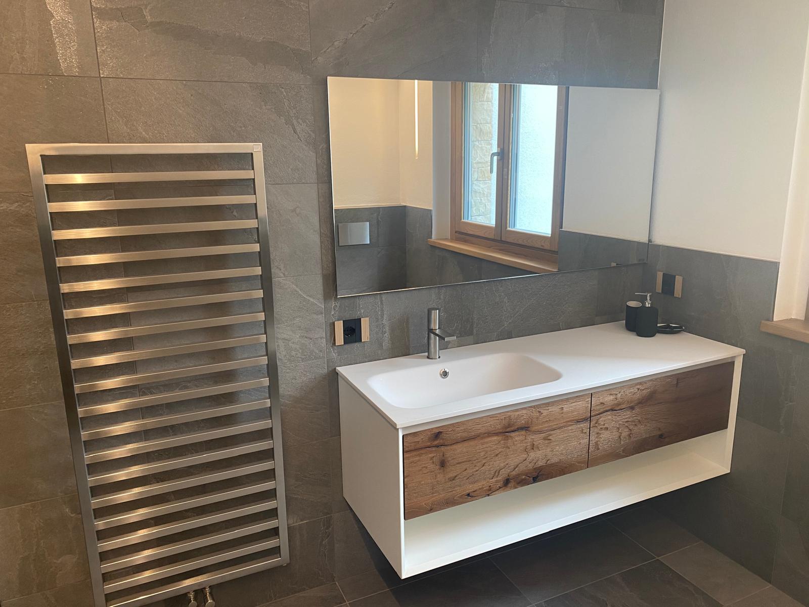 Bagno moderno con sanitari e finiture scure