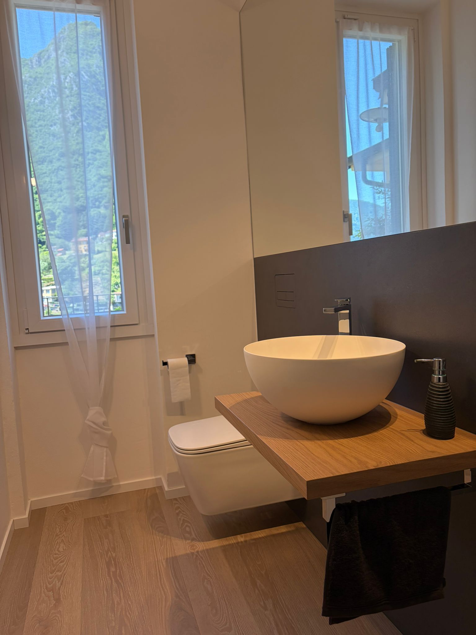 Locale bagno con rivestimenti moderni